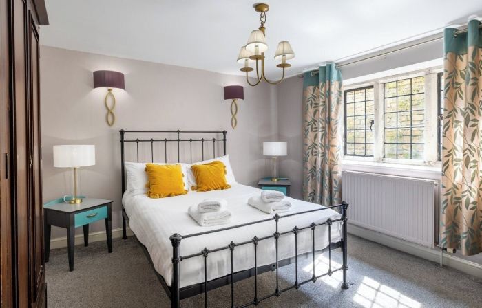 The Old School Rooms Beautiful Georgian Apartment, Sleeps 12 with Wifi and Parking, Near Bath