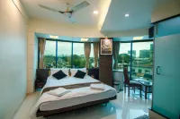 La Hotel Metro Near BKC Hotels near K. Ashok Pisal Maidan