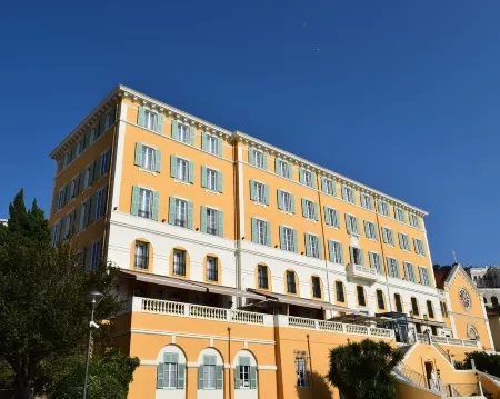 Hotel le Saint Paul Отели рядом с достопримечательностью «Вилла Эфрусси-де-Ротшильд»