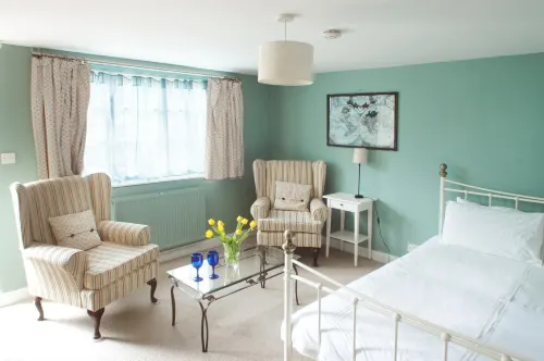 The Lodge Quaint Georgian Apartment, Wifi and Parking, Near Bath