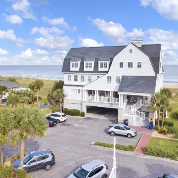 Elizabeth Pointe Lodge