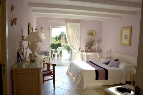 Les Roches Rouges Chambres d'hôtes Hotels in Ventabren