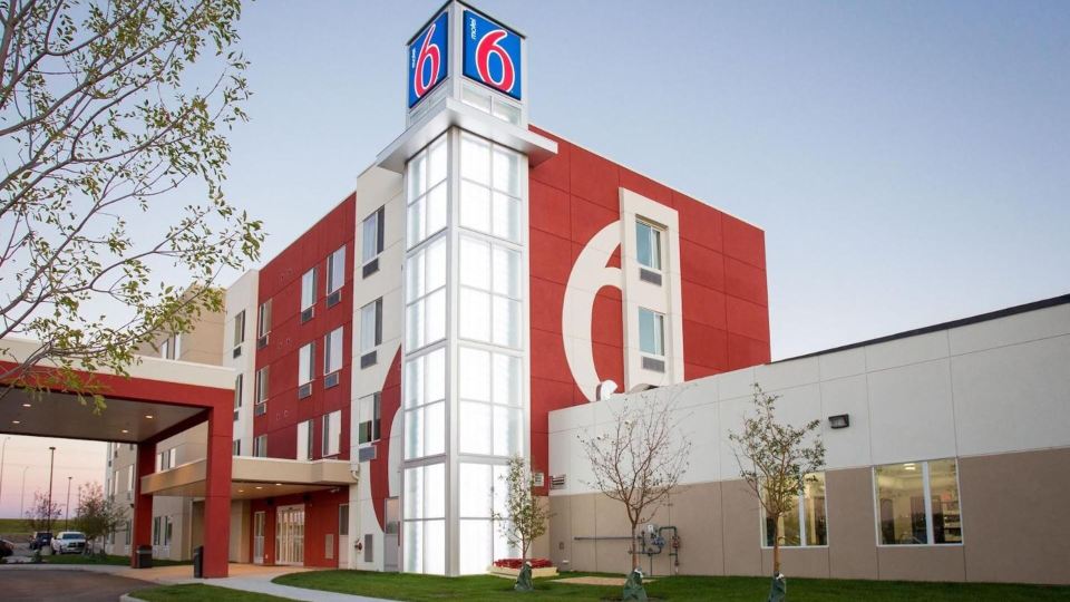 Motel 6 Airdrie, AB
