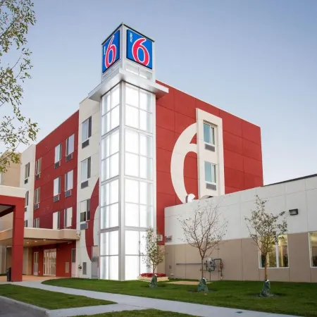 Motel 6 Airdrie, AB
