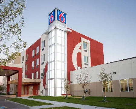 Motel 6 Airdrie, AB Hotels in Airdrie