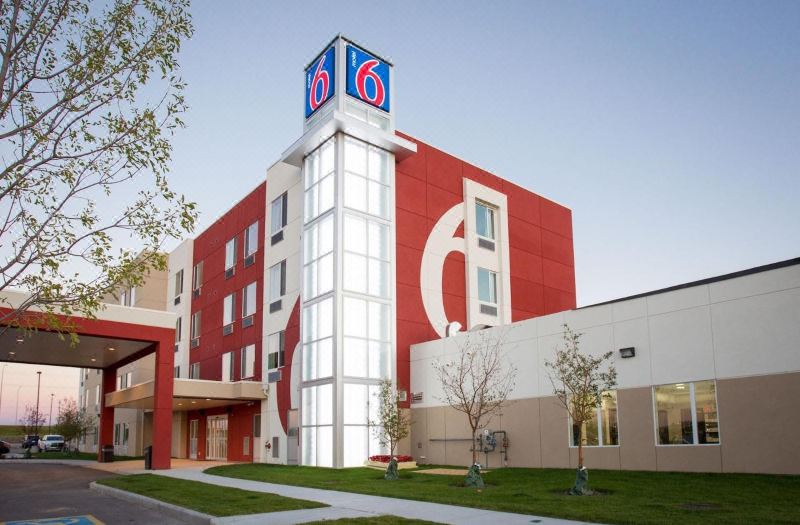 Motel 6 Airdrie, AB