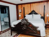 Square Inn Hotels in Wimberley