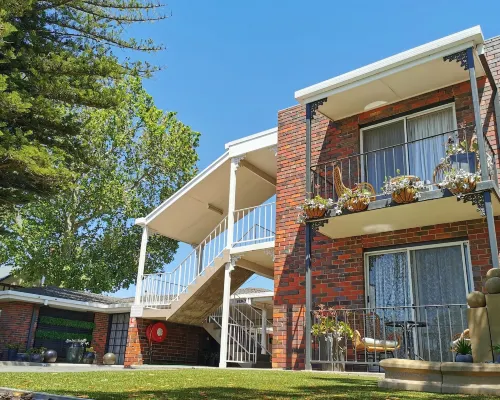 Town House Motor Inn Hotels in Horsham