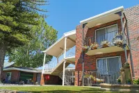 Town House Motor Inn - parking