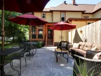 Twin Oaks Inn Hotels in Saugatuck
