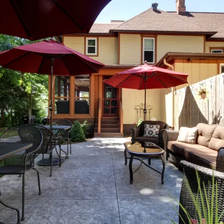Twin Oaks Inn