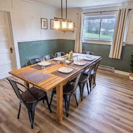 Cozy Farmhouse Gem! - 8 Min to NRG! Hot Tub/ EV Charger