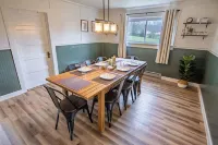 Cozy Farmhouse Gem! - 8 Min to NRG! Hot Tub/ EV Charger - Boutique
