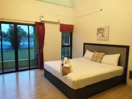 RoomQuest Chonburi Phanat Nikhom Отели рядом с достопримечательностью «Wat Kaew Noi»