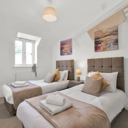 Foxherne 6 Bdrm, 3BA Hse -17