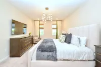 Upstay 32 Guest Mansion - Pool, Hot Tub and Games