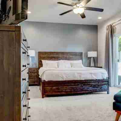 Amazing 4-Bdrm WBackyard Paradise in Scottsdale Rooms