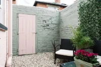 Designer 4-Bed Home in the Heart of Belfast Các khách sạn gần Lagan Legacy's The Belfast Barge