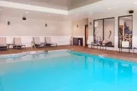 本德SpringHill Suites酒店 - 泳池