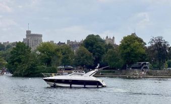 Romantic 3Beds Yacht Escape on Thames