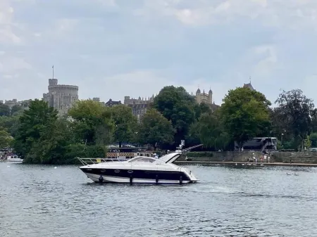 Romantic 3Beds Yacht Escape on Thames Отели в г. Олд Виндзор