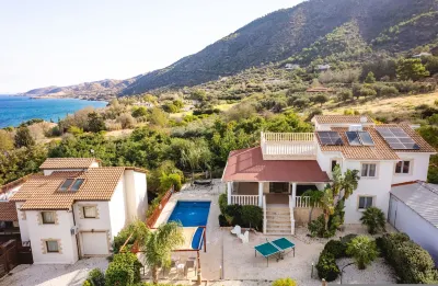 Pomos Harbour View Villa Hotele w: 