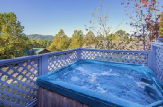 Our Tennessee Mountain Home - Great Location! Close to All the Action! 2 Bedroom Cabin by Redawning