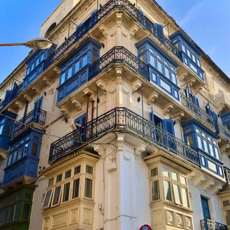 Square and Sea Views - 1 BR With Ensuite