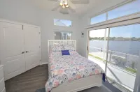 Canal Home w Heated Pool Dock - balcony