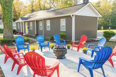 Winston Sleeps 16 - 2 Kitchens