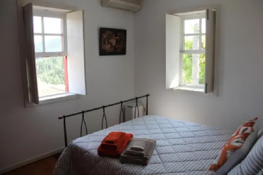 Charming Holiday House in Bairros Portugal With Mountain Views Hotel di 