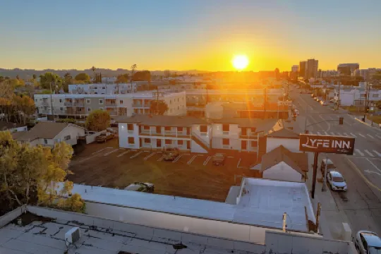 Lyfe Inn & Suites by Aga- North Hollywood Universal Studios Отели рядом с достопримечательностью «Юниверсал Студиос Голливуд»