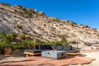 Luxurious Desert Retreat - Boulders, Hot Tub, Views Hotels in Pioneertown