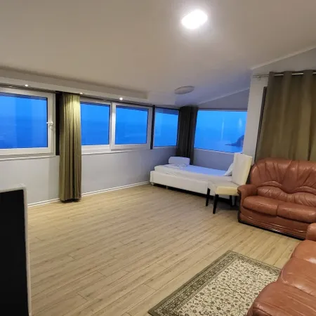 Jon Rooms