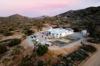 Pickleball Court and Hot Tub - Stunning Outdoor Oasis Hotels in Pioneertown