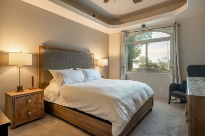 Lux Spanish Villa, Secret Desert Oasis Sleeps 12 화이트워터 패스 트레일헤드 주변 호텔