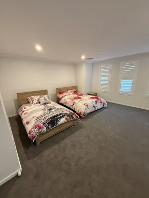 Big & Beautiful Modern Home, Ensuite with every Bedroom! Close to everything