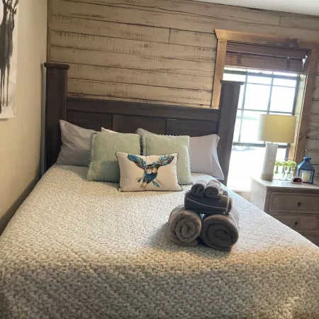 Cozy Lake Front Cabin23, Resort Pool,HotTub,Fire Pit,Kayaks,Pickle Ball,Trails!!
