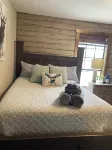 Cozy Lake Front Cabin23, Resort Pool,HotTub,Fire Pit,Kayaks,Pickle Ball,Trails!!