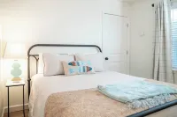 Porter #6 - w/ Pool & Golf Cart! Perfect Location Near Beach and Downtown!!