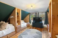 Hot Tub, Theater & Game Rooms, Fire Pit, 1 Mile to Mount Snow, Nearby Moover Bus
