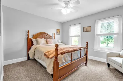 Beaver Street Retreat: Charming 2-bedroom townhome Hotel dekat North Wales Station