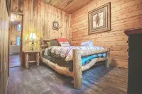 Overlook Lodge - Hot Tub, Fireplace & Private Creek. Family-Friendly!
