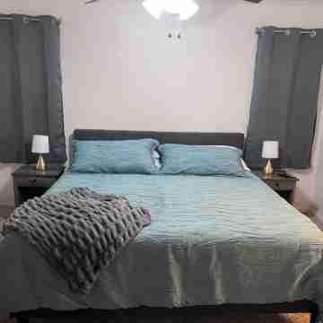 Charming 3-bedroom cottage with AC and WiFi in Goodyear Rooms