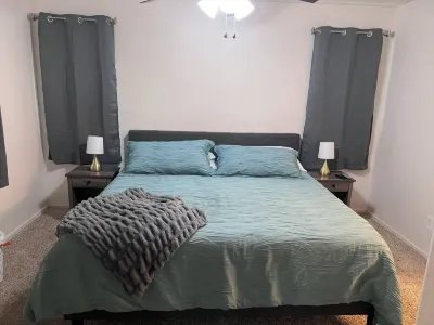 Charming 3-bedroom cottage with AC and WiFi in Goodyear Hotels near Centerra School Park