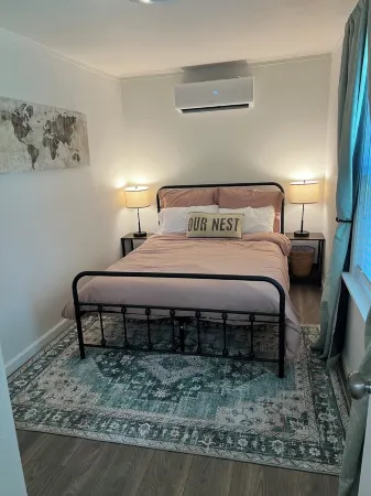 Charming 2-bedroom house with AC, WiFi minutes away from the TX/AR Stateline Отели в г. Тексаркана