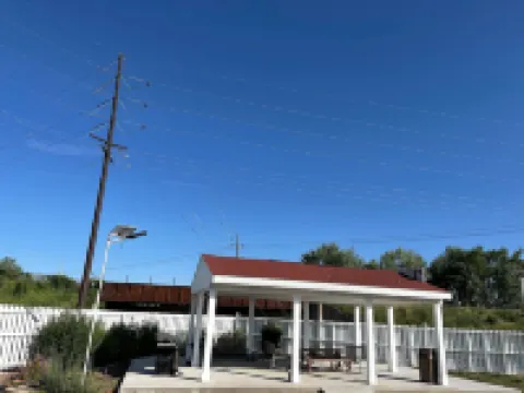 Regal 8 Inn & Suites