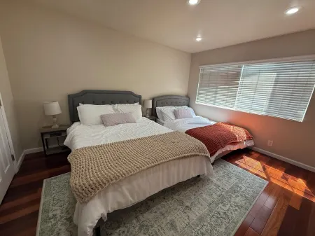 Entire 4 LG Queen BED with large Pool, patio, BBQ, Firepit good for Summer!! Отели рядом с достопримечательностью «Библиотека Роленд Хай Скул»