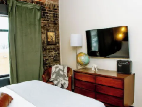 The Aaron is a charming 2-bedroom/ 2 bathroom apartment. Hotels in Grayson County