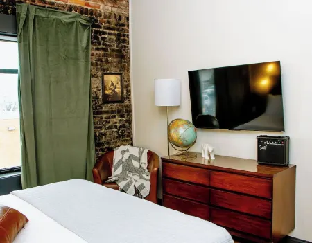 The Aaron is a charming 2-bedroom/ 2 bathroom apartment.